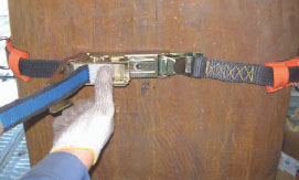 手で引っ張りアジャストする