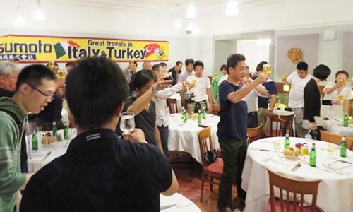 全員で乾杯！イタリアの夜は長い・・・