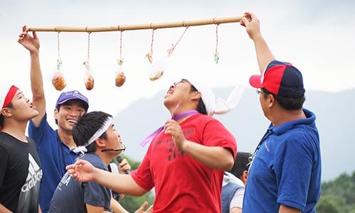 毎度おなじみパン食い競争（高さが足りない）